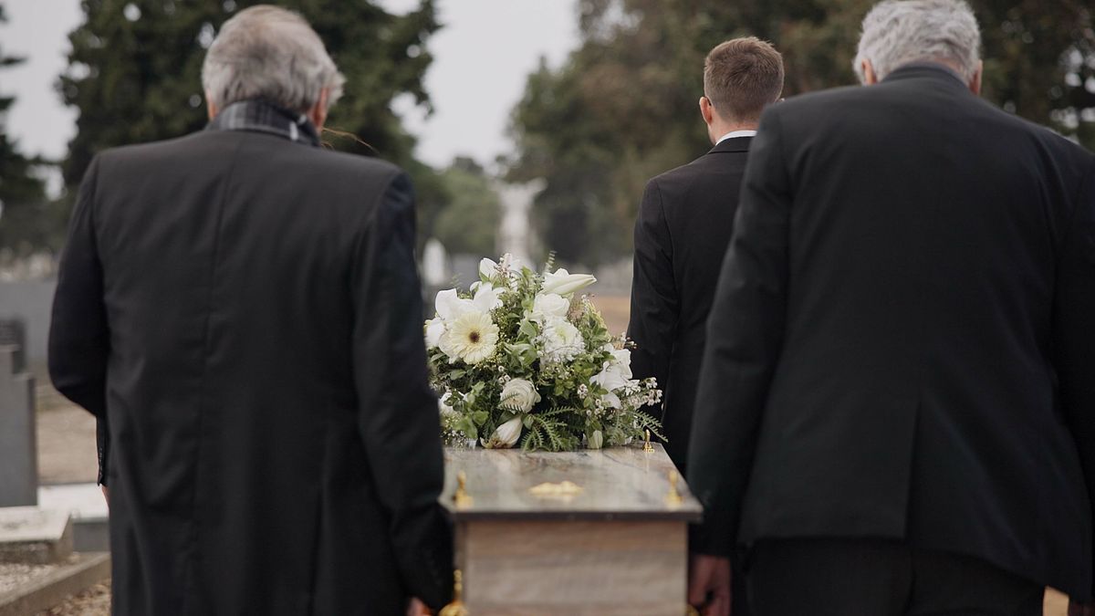 Smrt zdražuje. Pohřeb stojí desítky tisíc korun, ušetřit se dá na obřadu nebo na květinách